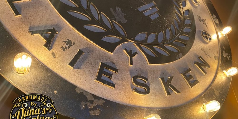 Cartel de Madera con Iluminación LAIESKEN BCN.