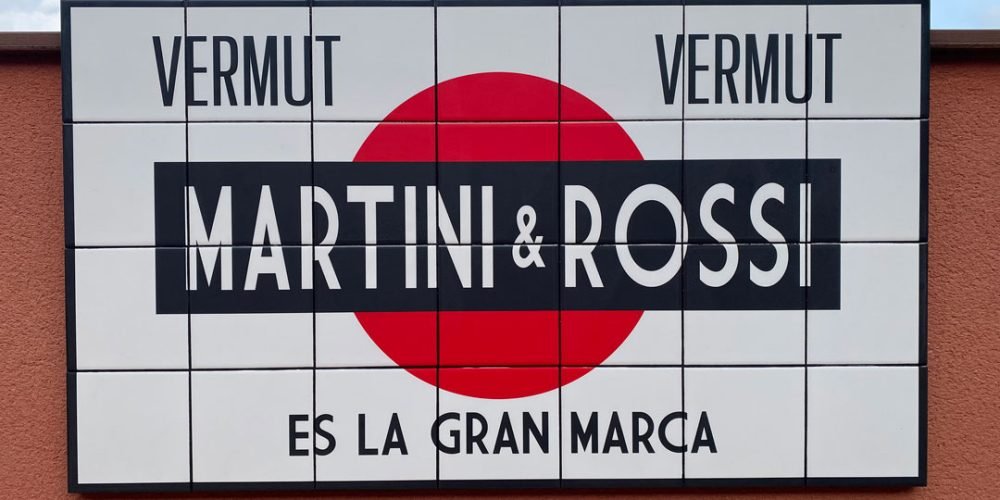 Publicidad sobre Azulejos Martini & Rossi Tamaño 100x64cm Warner Music Station.