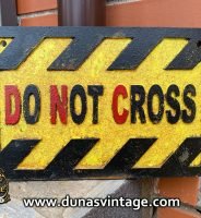 Cartel en Relieve DO NOT CROSS