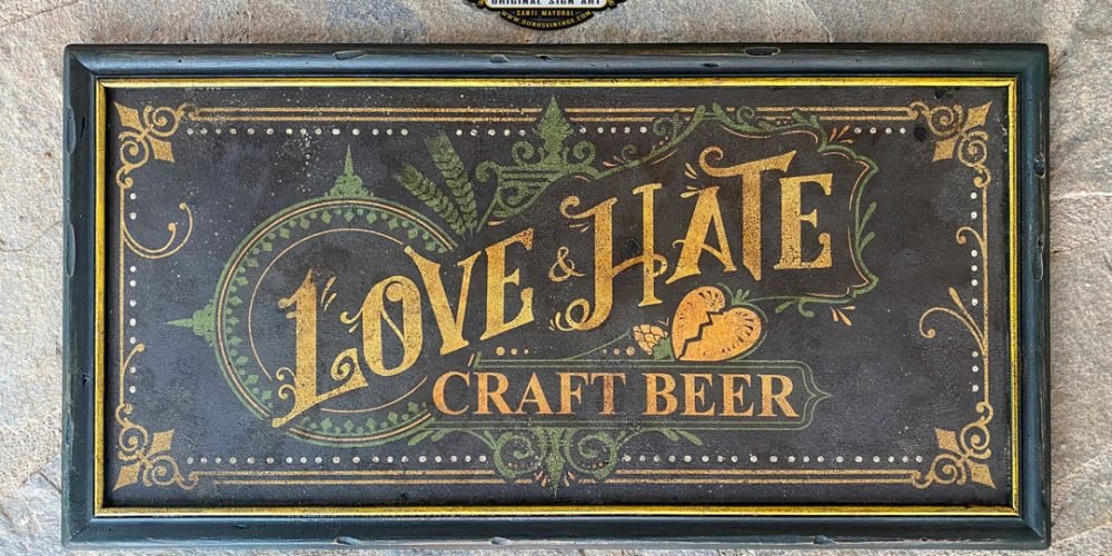 Cartel de Madera LOVE & HATE.