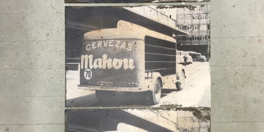 Chapa Metálica Mahou Camión tamaño 42x50cm.