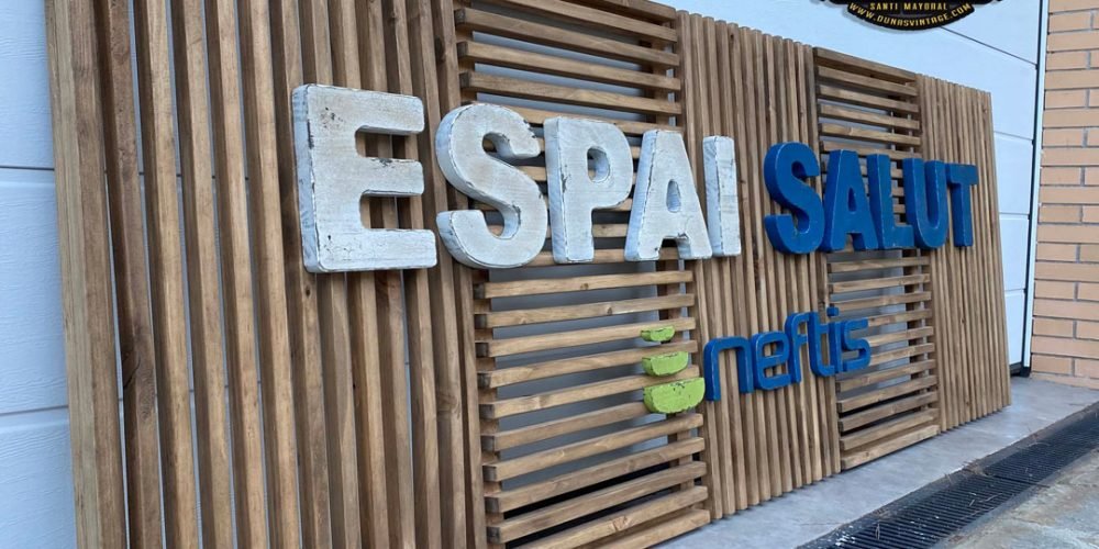 Cartel Entramado de Madera con Letras en Relieve para Laboratorios NEFTIS