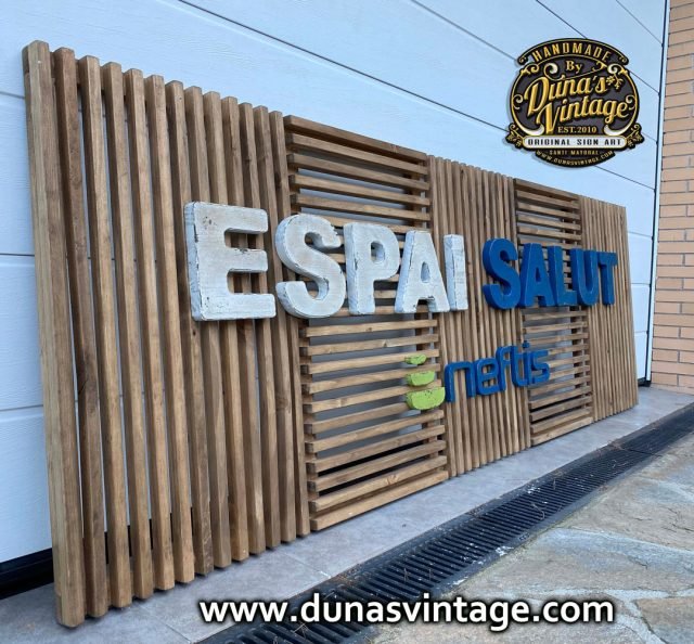 Cartel Entramado de Madera con Letras en Relieve para Laboratorios NEFTIS