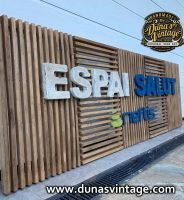 Cartel Entramado de Madera con Letras en Relieve para Laboratorios NEFTIS