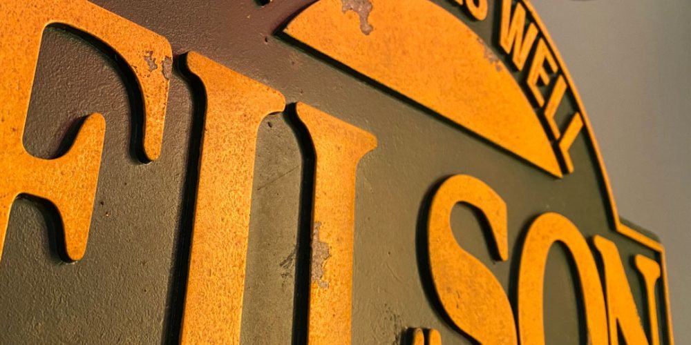 Cartel de madera tipo placa, de la marca FILSON