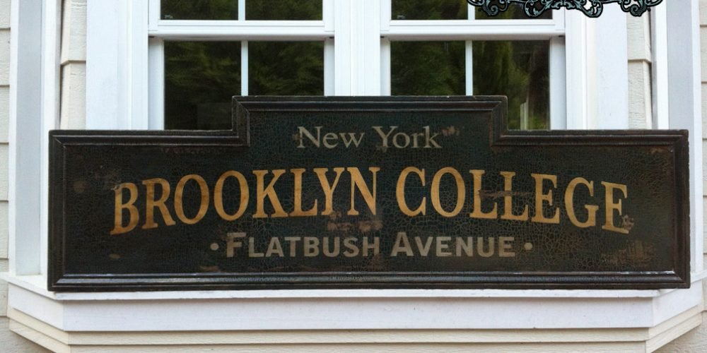 CARTEL DE MADERA BROOKLYN COLLEGE