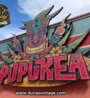Cartel PUPUKEA CALAFELL en relieve.