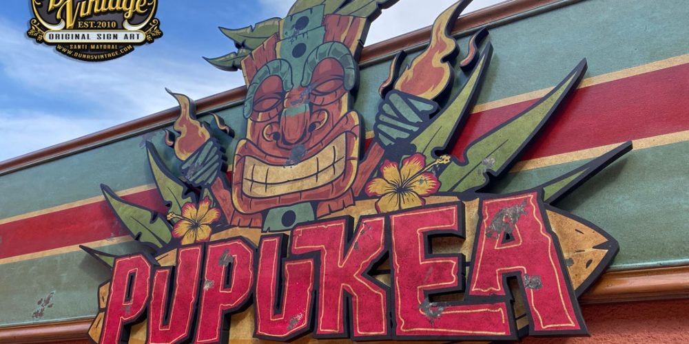 Cartel PUPUKEA CALAFELL en relieve.