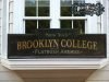 CARTEL DE MADERA BROOKLYN COLLEGE