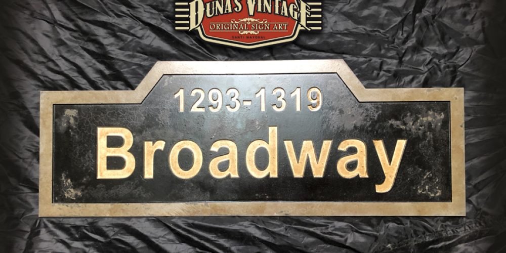 Placa en Madera Broadway.