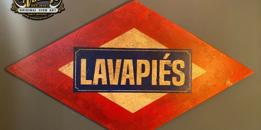 Cartel de madera, placa Metro Lavapiés Madrid.