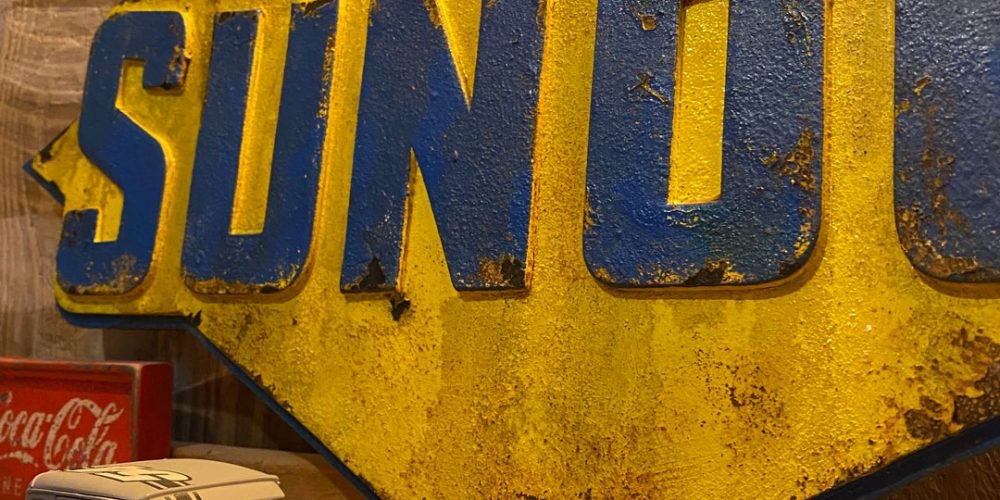 ¡Parece Metal, Pero es Madera! Así ha quedado la placa de Sunoco.