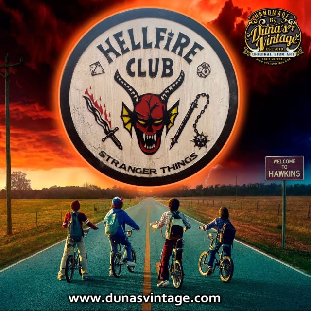 Cartel de Madera HELLFIRE CLUB de STRANGER THINGS.