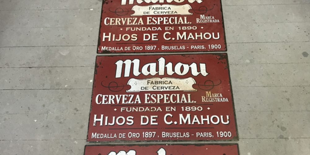 Chapa Metálica Mahou RED SIGN tamaño 42x50cm.