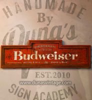 Cartel de madera con efecto óxido de BUDWEISER, tamaño 96×30 cm.