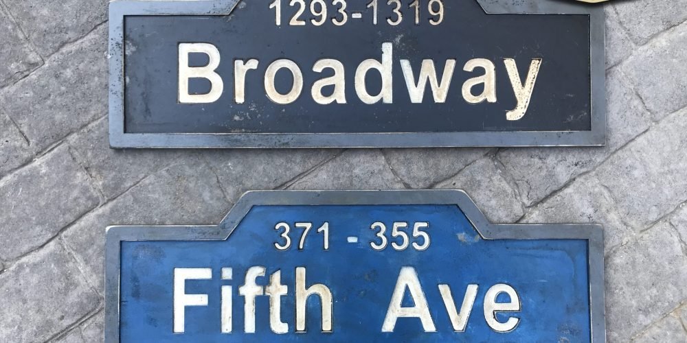 Placa Broadway & Fifth Ave.